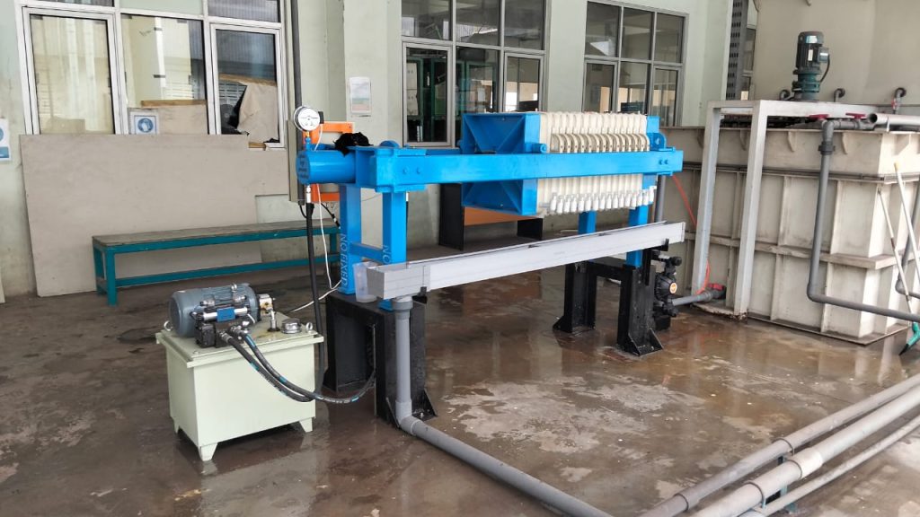 Filter Press untuk proses dewatering limbah kelapa sawit di instalasi pengolahan limbah industri.